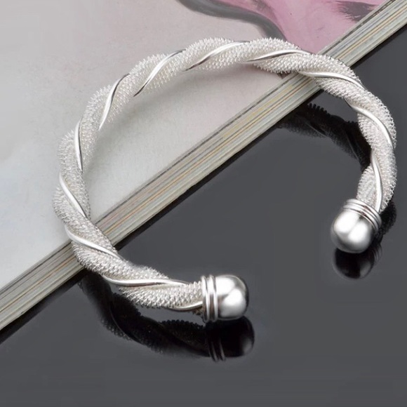 Bangle Bracelet with wire and mesh in Silver Tone - Picture 1 of 3